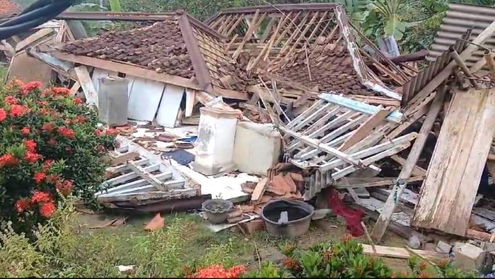 Rumah rusak terdampak pergerakan tanah di Kecamatan Kadupandak