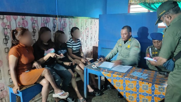 Satpol PP tinjau lokasi karaoke di Ngantang, Malang yang diduga jalankan prostitusi.