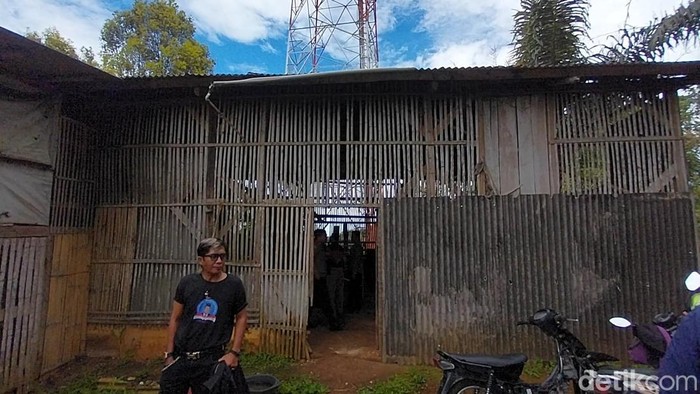 Satu keluarga di Majalengka tinggal di bangunan bekas kandang ayam.