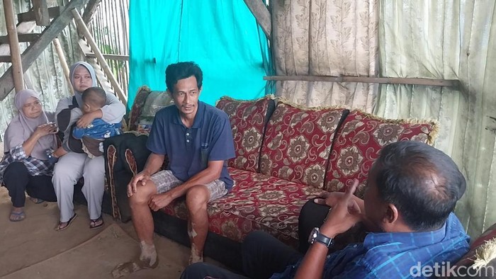 Satu keluarga di Majalengka tinggal di bangunan bekas kandang ayam.