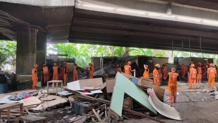 Sebanyak 600 petugas gabungan membersihkan lapak-lapak dan bekas tempat tinggal warga di kolong Tol Angke, Jelambar Baru, Jakarta Barat. (dok. Antara)