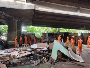 Ratusan Petugas Bersihkan Kolong Tol Angke Usai Warga Direlokasi