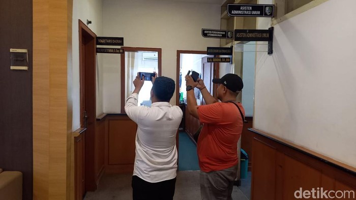 Sejumlah awak media di Sampang mengabadikan ruangan pejabat yang diduga mesum di kantor.