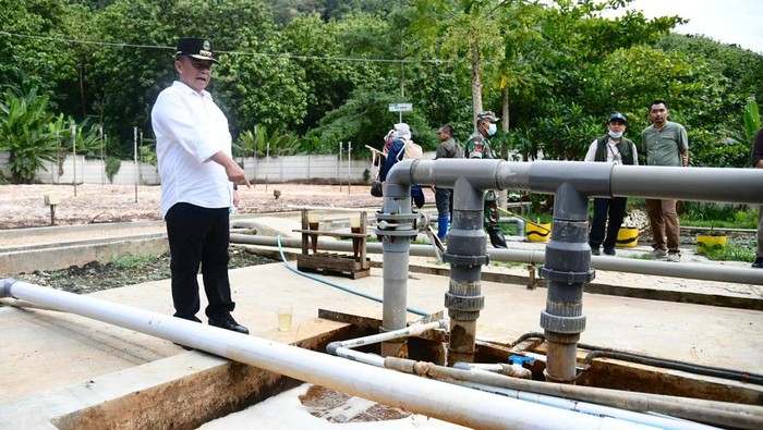 Sekda Jabar Herman Suryatman saat meninjau IPAL Sarimukti