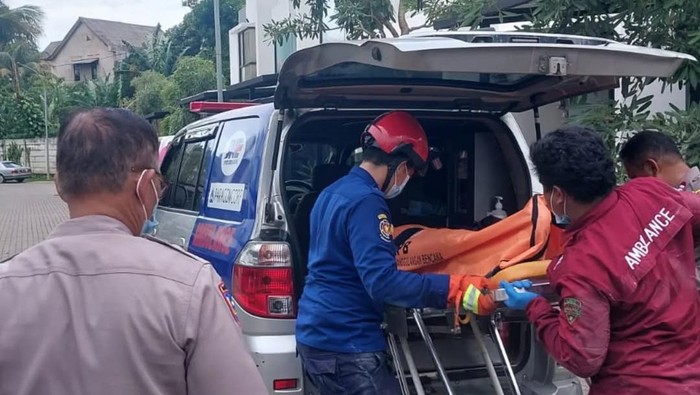 Seorang pria tewas akibat tersetrum saat memasang unit AC di atap rumah di Cisauk, Kabupaten Tangerang. Petugas damkar dibantu TNI-Polri mengevakuasi korban. (dok BPBD Kabupaten Tangerang)