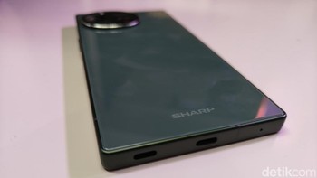 Bodi Aquos R9 dibalut dengan alumunium, layarnya sudah dilapisi Corning Gorilla Glass Victus 2 serta bagian belakang menggunakan Gorilla Glass 5. Foto: detikINET/Josina