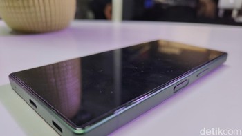 Selain itu ponsel ini juga memiliki sertifikasi IPX5/IPX8 untuk ketahanan terhadap air, IP6X untuk debu, serta MIL-STD-810G untuk ketahanan terhadap guncangan dan benturan. Foto: detikINET/Josina