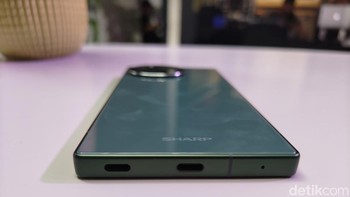 Pada bagian prosesor Aquos R9 menggunakan prosesor Snapdragon 7+ Gen 3 yang dipadukan dengan RAM 12GB dan penyimpanan internal 256GB. Menjalankan sistem operasi Android 14 bisa diupgrade hingga 3 versi selanjutnya. Foto: detikINET/Josina