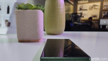 Untuk urusan baterai, Aquos R9 memiliki baterai berkapasitas 5.000 mAh lebih besar dibanding sebelumnya hanya 4.000 mAh. Didukung dengan pengisian daya yang cepat 30W. Foto: detikINET/Josina