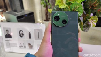 Melalui AquosR9, kami ingin memberikan pengalaman yang lebih maksimal untuk para pengguna, baik dalam hal performa, kualitas kamera, suara, dan layar. Dengan peningkatan kapasitas RAM dan prosesor yang lebih kuat, kami yakin AQUOSR9 akan mampu menghadirkan pengalaman smartphone yang tak tertandingi, klaim Shinji Teraoka, President Director Sharp Electronics Indonesia di Jakarta, Rabu (11/12/2024). Foto: detikINET/Josina