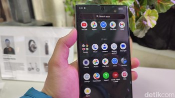 Desain Sharp Aquos R9 tampil elegan dan modern yang merupakan hasil karya desainer populer di Jepang, Miyake Design. Ponsel ini memiliki bentang layar 6,5 inch dengan dimensi 156 mm x 75 mm x 8,9 mm, bobot beratnya 195 gram. Foto: detikINET/Josina