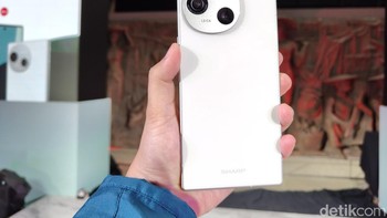 Sharp Aquos R9 tersedia dalam dua pilihan warna, yaitu Forest Green dan Winter White dijual dengan harga Rp9.999.000. Sharp mengungkapkan hanya menjual 1.000 unit Aquos R9 di Indonesia. Foto: detikINET/Josina