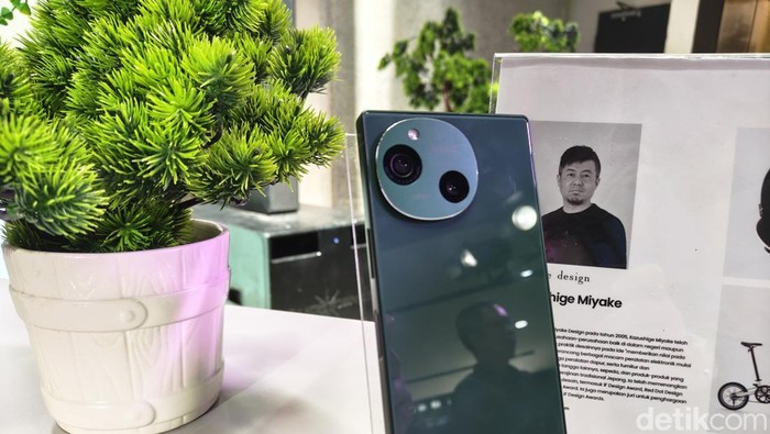 Sharp Aquos R9