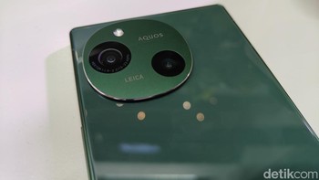 Layar Aquos R9 mengusung panel Pro IGZO OLED, full HD+ (1.080 x 2.340 pixels) dengan refresh rate 240 Hz. Tingkat kecerahan mencapai 2.000 nits untuk performa luar ruangan optimal, sedangkan kecerahan saat layar putih tercatat 1.500 nits. Foto: detikINET/Josina