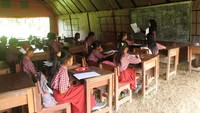 Meski belajar di tenda darurat, mereka tetap bersemangat.