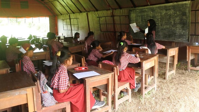 Sejumlah siswa mengikuti senam sebelum kegiatan belajar di tenda darurat SDN Plalangan 3 Kecamatan Kalisat, Jember, Jawa Timur, Rabu (11/12/2024). Sebanyak 75 siswa terpaksa belajar di tenda darurat yang disediakan Badan Penanggulangan Bencana Daerah Jember akibat ruang kelasnya ambruk. ANTARA FOTO/Seno/rwa.