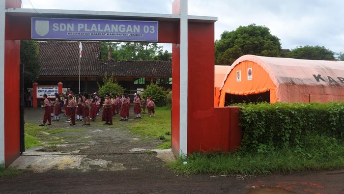 Sejumlah siswa mengikuti senam sebelum kegiatan belajar di tenda darurat SDN Plalangan 3 Kecamatan Kalisat, Jember, Jawa Timur, Rabu (11/12/2024). Sebanyak 75 siswa terpaksa belajar di tenda darurat yang disediakan Badan Penanggulangan Bencana Daerah Jember akibat ruang kelasnya ambruk. ANTARA FOTO/Seno/rwa.