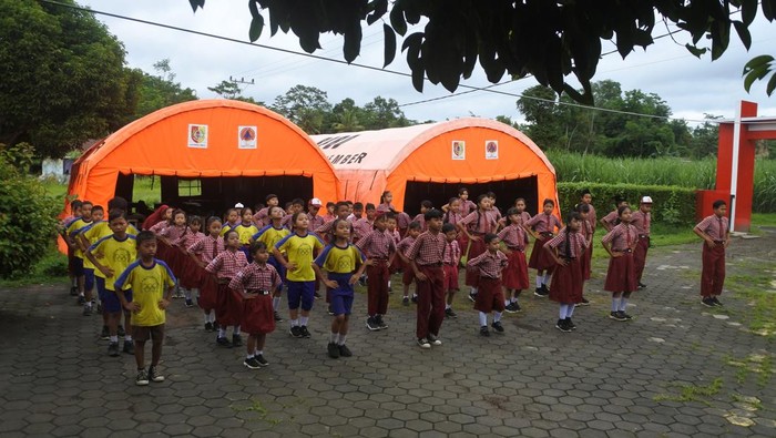 Siswa belajar di tenda darurat Sejumlah siswa mengikuti senam sebelum kegiatan belajar di tenda darurat SDN Plalangan 3 Kecamatan Kalisat, Jember, Jawa Timur, Rabu (11/12/2024). Sebanyak 75 siswa terpaksa belajar di tenda darurat yang disediakan Badan Penanggulangan Bencana Daerah Jember akibat ruang kelasnya ambruk. ANTARA FOTO/Seno/rwa.