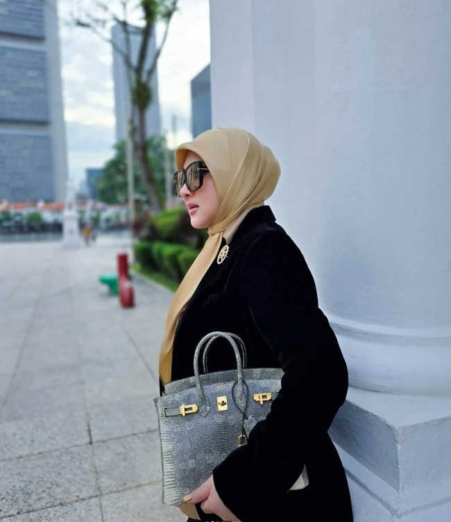 Melengkapi penampilannya, seperti biasa ibu satu orang anak itu mengenakan kaca mata hitam dan menenteng salah satu koleksi tas mewahnya. Siapa sangka koleksi tas mewahnya kali ini harganya mencapai nyaris Rp 2 miliar. Foto: Instagram/@princessyahrini