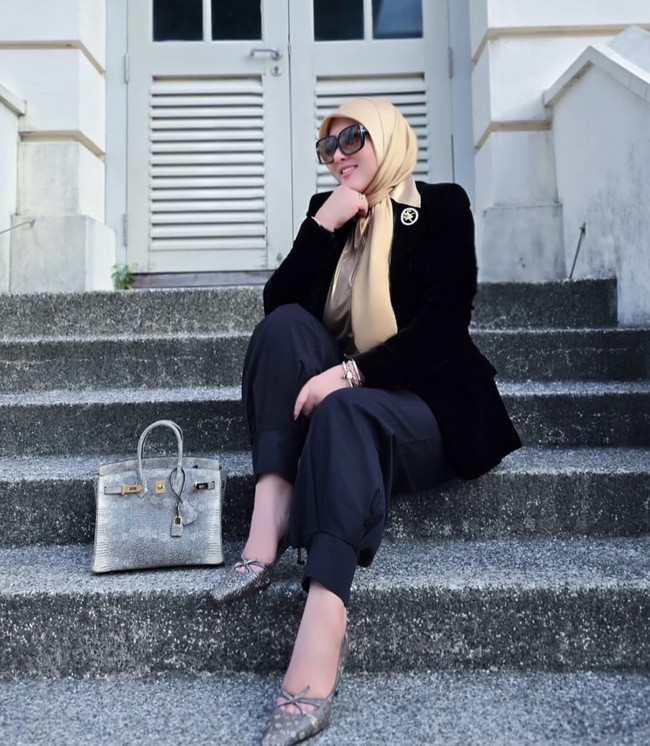 Meski harga tas tersebut tergolong fantastis namun Syahrini tampak santai meletakkannya di lantai. Berwarna abu-abu, tasnya tersebut diketahui berasal dari merek mewah Hermes. Foto: Instagram/@princessyahrini