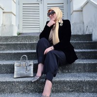 Meski harga tas tersebut tergolong fantastis namun Syahrini tampak santai meletakkannya di lantai. Berwarna abu-abu, tasnya tersebut diketahui berasal dari merek mewah Hermes. Foto: Instagram/@princessyahrini