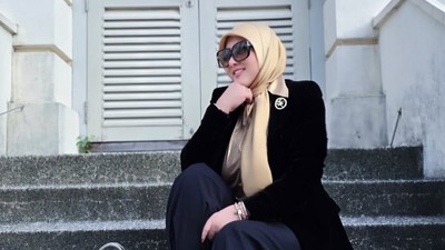 7 Gaya Syahrini Pose Bareng Tas Rp 2 M, Santai Letakkan di Lantai