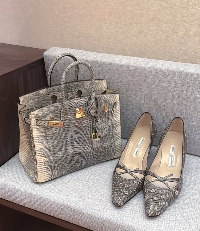 Tas Hermes yang dikenakan Syahrini itu merupakan edisi Birkin 25 Ombre Shiny Salvator Lizard GHW, dibanderol dengan harga sekitar Rp 1.983.156.000. Tas tersebut dipadukan dengan heels senada dari Manolo Blahnik. Foto: Instagram/@princessyahrini