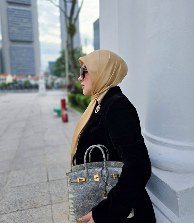 Tas tersebut diketahui dibanderol dengan harga fantastis karena terbuat dari kulit kadal. Melansir Madison Avenue Couture, bagian dalam tas dilengkapi dengan kain chevre Craie dan memiliki satu saku risleting dengan tarikan risleting berukir Hermes. Foto: Instagram/@princessyahrini
