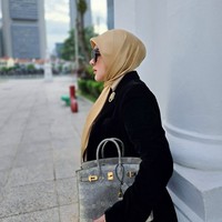 Tas tersebut diketahui dibanderol dengan harga fantastis karena terbuat dari kulit kadal. Melansir Madison Avenue Couture, bagian dalam tas dilengkapi dengan kain chevre Craie dan memiliki satu saku risleting dengan tarikan risleting berukir Hermes. Foto: Instagram/@princessyahrini
