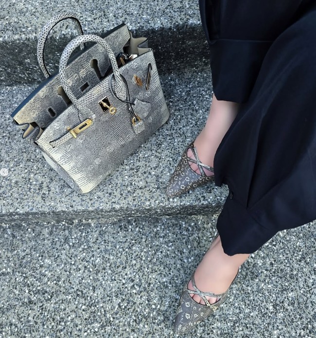 Terlihat warna heels dan tas istri Reino Barack itu senada dengan warna lantai tempatnya mengambil foto. Selain tas Hermes yang satu ini wanita 44 tahun itu juga memiliki beragam tas Hermes lain yang harganya tak kalah fantastis. Foto: Instagram/@princessyahrini