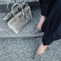 Terlihat warna heels dan tas istri Reino Barack itu senada dengan warna lantai tempatnya mengambil foto. Selain tas Hermes yang satu ini wanita 44 tahun itu juga memiliki beragam tas Hermes lain yang harganya tak kalah fantastis. Foto: Instagram/@princessyahrini