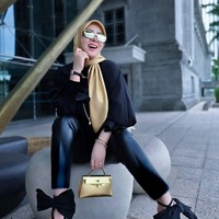 Salah satunya Hermes Sellier 20 berwarna gold yang sempat ditenteng Syahrini.  Tas Hermes yang satu ini dibanderol dengan harga nyaris Rp 1 miliar. Foto: Instagram/@princessyahrini