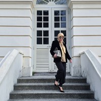 Meski sudah tak tinggal di Indonesia namun Syahrini masih kerap curi atensi melalui penampilannya yang kerap ia bagikan ke akun Instagram. Selalu tampil stylish, baru-baru ini Syahrini tampak membagikan gaya OOTD dirinya kala memadukan kemeja dan hijab berwarna coklat keemasan dengan blazer dan celana panjang hitam. Foto: Instagram/@princessyahrini