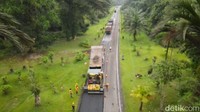 Selain untuk tanaman dan ternak, tailing juga dimanfaatkan untuk pengaspalan jalan, yaitu sebagai aspal filter. Dok. PT Freeport Indonesia