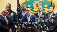 Polisi menemukan kartu identitas palsu New Jersey dan peredam suara yang diduga digunakan oleh Mangione dalam penembakan. REUTERS/Matthew Hatcher.