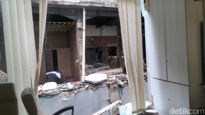 Tempat spa di Bulungan, Jaksel, ambruk usai gas meledak (Maulani M/detikcom)