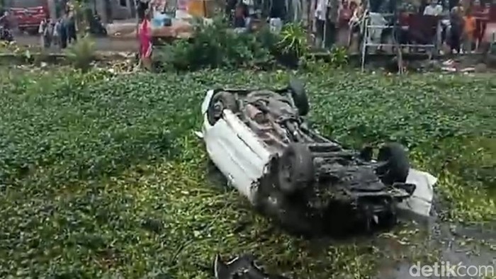 Toyota Rush nyemplung sungai usai tertabrak kereta di Pasuruan