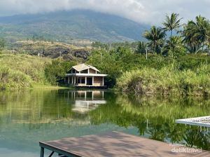 Danau Kecil, Kafe, dan Gunung Guntur
