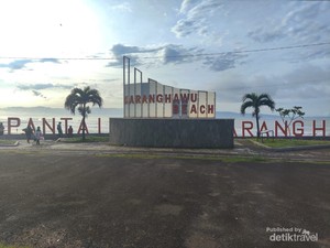 Kisah Tujuh Sumur Alami yang Menawan di Pantai Karanghawu