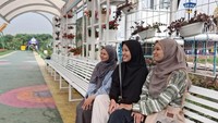 Tempat duduk di samping musala Jans Park.