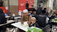 Jemaah umroh tampak sedang menikmati bakso