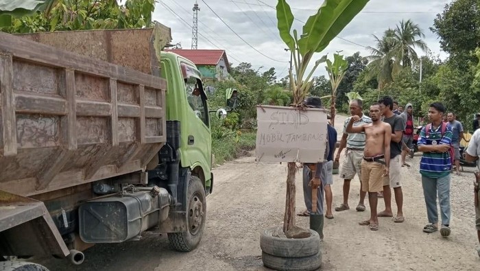 Warga Desa Ale Lebbae, Wajo, menutup akses jalan ke lokasi tambang.
