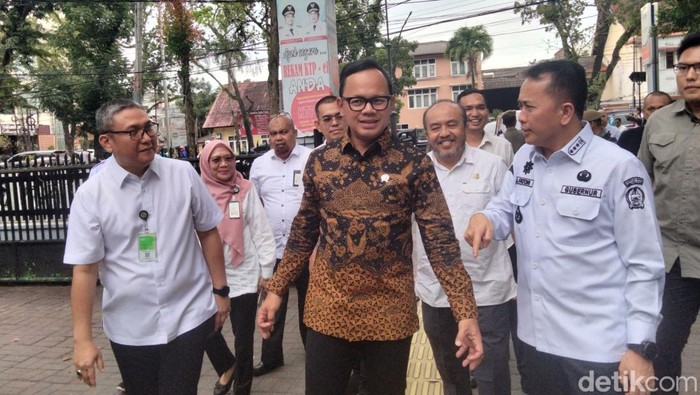 Wamendagri Bima Arya bersama Pj Gubsu A Fatoni saat meninjau pelayanan di Disdukcapil Medan (M Hasbi/detikcom)