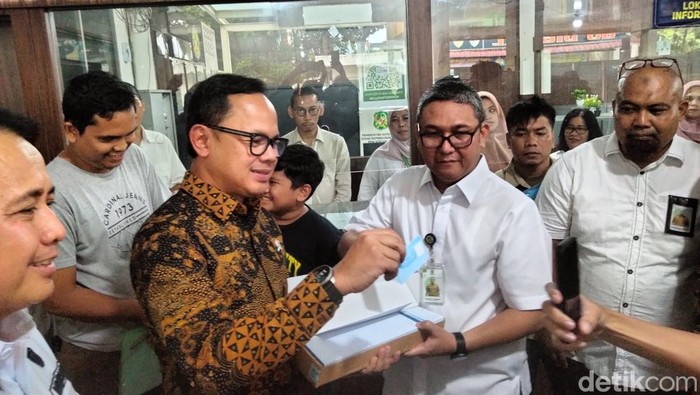 Wamendagri Bima Arya mengecek pelayanan di Kantor Disdukcapil Medan (M Hasbi/detikcom)