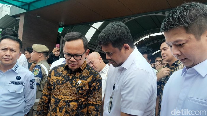 Wamendagri ucapkan selamat ke Bobby. (Nizar Aldi/detikSumut)