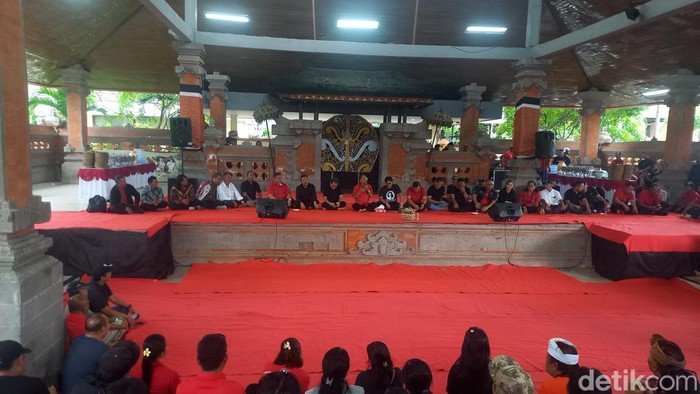 Wayan Koster-Nyoman Giri Prasta berkunjung ke Kabupaten Buleleng untuk menyapa relawan, Rabu (11/12/2024). (Made Wijaya Kusuma)