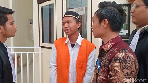 Terdakwa seusai menjalani sidang agenda vonis di PN Denpasar, Kamis (12/12/2024). (Aryo Mahendro/detikBali).