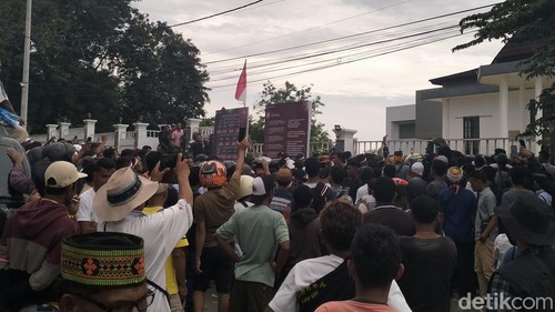 Aksi demo Aliansi Masyarakat Peduli Demokrasi di KPU Manggarai Barat berujung ricuh, Kamis (12/12/2024).