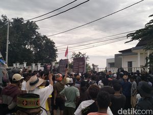 Demo Pendukung Mario-Richard di KPU Manggarai Barat Berujung Ricuh