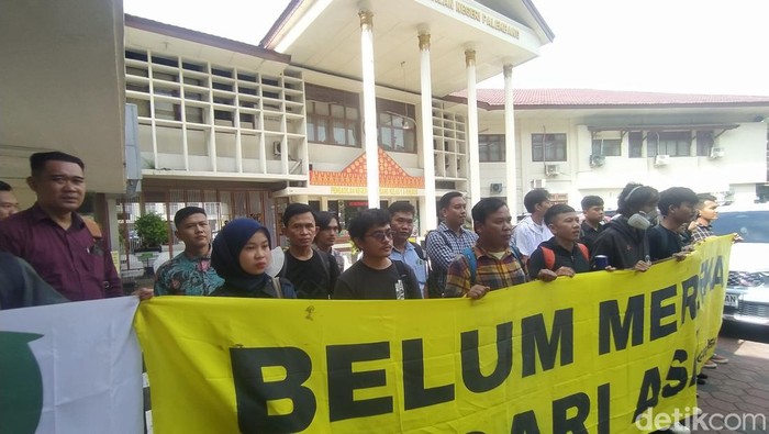 Aksi demo di depan PN Palembang saat sidang kasus karhutla di Sumsel.